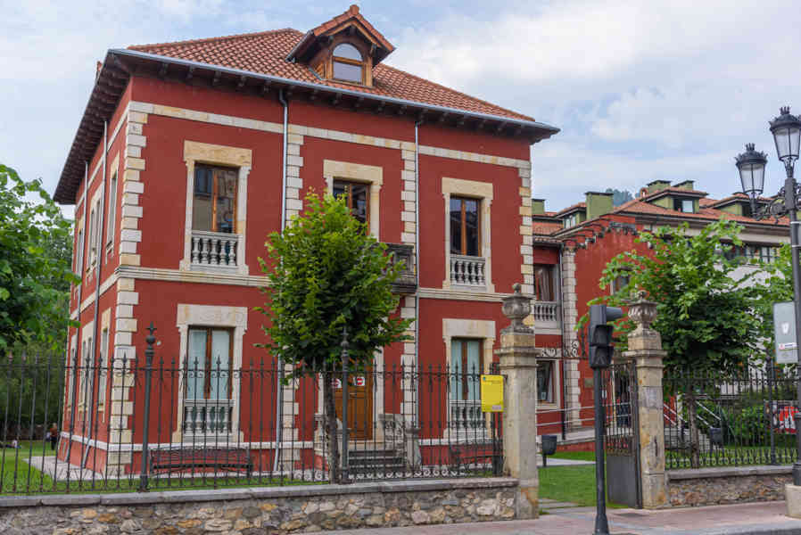 Principado de Asturias 012 - Cangas de Onís - chalet de don Diego o casa Riera.jpg